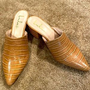 Lulus Jaymes natural crocodile-embossed pointed toe mules. Size 8-1/2